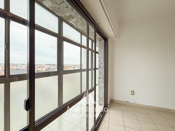 Depto 2 amb. al frente con balcón en Juan B Justo y Buenos Aires