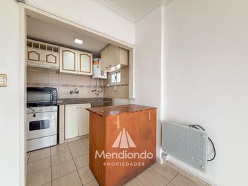 Depto 2 amb. al frente con balcón en Juan B Justo y Buenos Aires