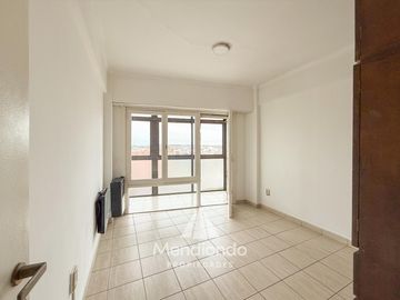 Depto 2 amb. al frente con balcón en Juan B Justo y Buenos Aires