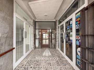 Depto 2 amb. al frente con balcón en Juan B Justo y Buenos Aires