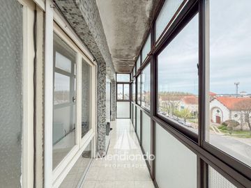 Depto 2 amb. al frente con balcón en Juan B Justo y Buenos Aires