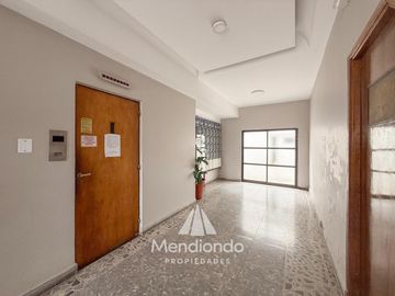 Depto 2 amb. al frente con balcón en Juan B Justo y Buenos Aires