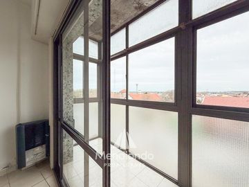 Depto 2 amb. al frente con balcón en Juan B Justo y Buenos Aires