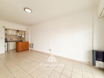 Depto 2 amb. al frente con balcón en Juan B Justo y Buenos Aires