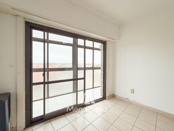 Depto 2 amb. al frente con balcón en Juan B Justo y Buenos Aires