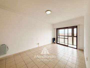 Depto 2 amb. al frente con balcón en Juan B Justo y Buenos Aires