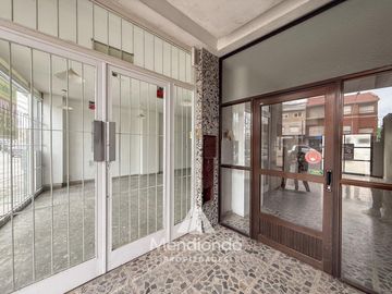 Depto 2 amb. al frente con balcón en Juan B Justo y Buenos Aires