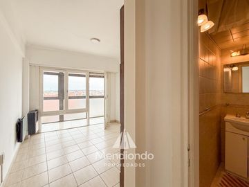 Depto 2 amb. al frente con balcón en Juan B Justo y Buenos Aires