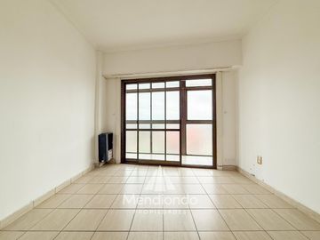 Depto 2 amb. al frente con balcón en Juan B Justo y Buenos Aires