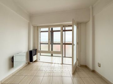 Depto 2 amb. al frente con balcón en Juan B Justo y Buenos Aires