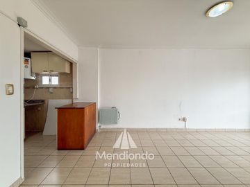 Depto 2 amb. al frente con balcón en Juan B Justo y Buenos Aires