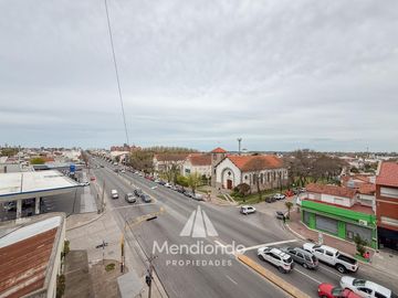 Depto 2 amb. al frente con balcón en Juan B Justo y Buenos Aires