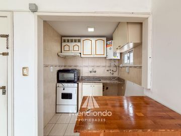 Depto 2 amb. al frente con balcón en Juan B Justo y Buenos Aires