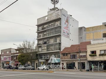 Depto 2 amb. al frente con balcón en Juan B Justo y Buenos Aires
