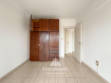 Depto 2 amb. al frente con balcón en Juan B Justo y Buenos Aires