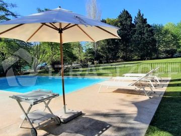 Casa en venta en Altos de Pilar, desarrollada en una planta con gran jardín