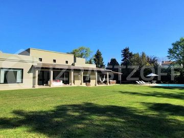 Casa en venta en Altos de Pilar, desarrollada en una planta con gran jardín