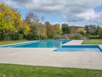 Casa en venta en Altos de Pilar, desarrollada en una planta con gran jardín