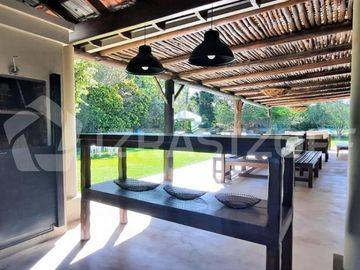 Casa en venta en Altos de Pilar, desarrollada en una planta con gran jardín