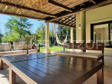 Casa en venta en Altos de Pilar, desarrollada en una planta con gran jardín