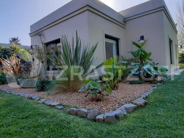 Casa en venta en Altos de Pilar, desarrollada en una planta con gran jardín