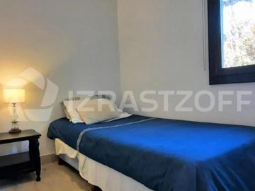 Casa en venta en Altos de Pilar, desarrollada en una planta con gran jardín