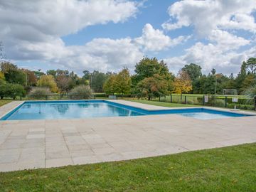 Casa en venta en Altos de Pilar, desarrollada en una planta con gran jardín