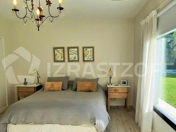 Casa en venta en Altos de Pilar, desarrollada en una planta con gran jardín