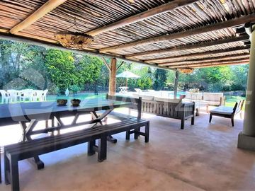 Casa en venta en Altos de Pilar, desarrollada en una planta con gran jardín