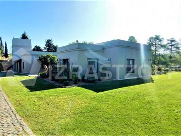 Casa en venta en Altos de Pilar, desarrollada en una planta con gran jardín