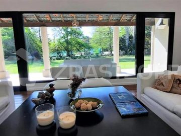 Casa en venta en Altos de Pilar, desarrollada en una planta con gran jardín