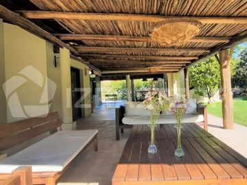 Casa en venta en Altos de Pilar, desarrollada en una planta con gran jardín