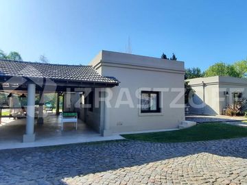 Casa en venta en Altos de Pilar, desarrollada en una planta con gran jardín