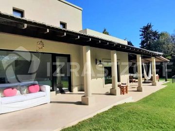 Casa en venta en Altos de Pilar, desarrollada en una planta con gran jardín