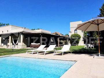 Casa en venta en Altos de Pilar, desarrollada en una planta con gran jardín