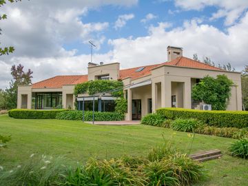 Casa en venta en Altos de Pilar, desarrollada en una planta con gran jardín