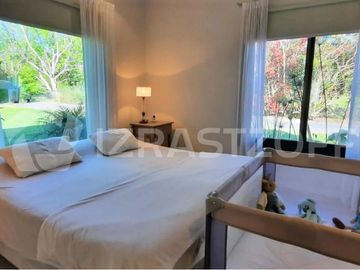 Casa en venta en Altos de Pilar, desarrollada en una planta con gran jardín
