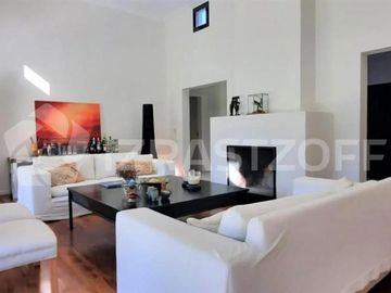 Casa en venta en Altos de Pilar, desarrollada en una planta con gran jardín