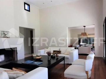 Casa en venta en Altos de Pilar, desarrollada en una planta con gran jardín