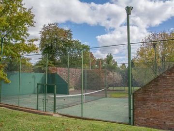 Casa en venta en Altos de Pilar, desarrollada en una planta con gran jardín