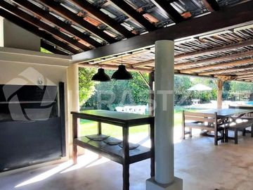 Casa en venta en Altos de Pilar, desarrollada en una planta con gran jardín