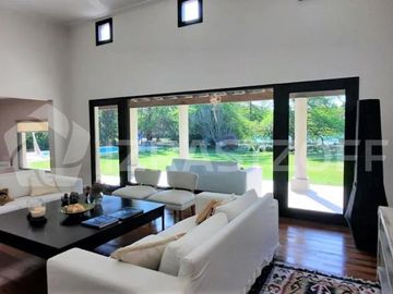 Casa en venta en Altos de Pilar, desarrollada en una planta con gran jardín