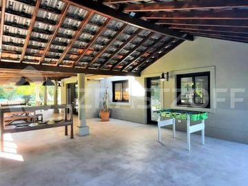 Casa en venta en Altos de Pilar, desarrollada en una planta con gran jardín