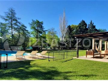 Casa en venta en Altos de Pilar, desarrollada en una planta con gran jardín