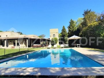 Casa en venta en Altos de Pilar, desarrollada en una planta con gran jardín
