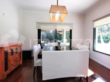 Casa en venta en Altos de Pilar, desarrollada en una planta con gran jardín