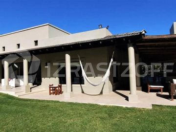 Casa en venta en Altos de Pilar, desarrollada en una planta con gran jardín