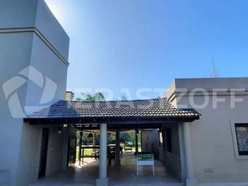 Casa en venta en Altos de Pilar, desarrollada en una planta con gran jardín