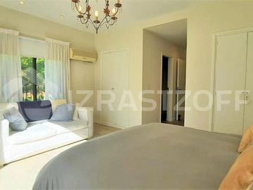 Casa en venta en Altos de Pilar, desarrollada en una planta con gran jardín