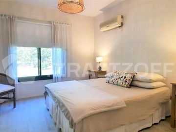 Casa en venta en Altos de Pilar, desarrollada en una planta con gran jardín